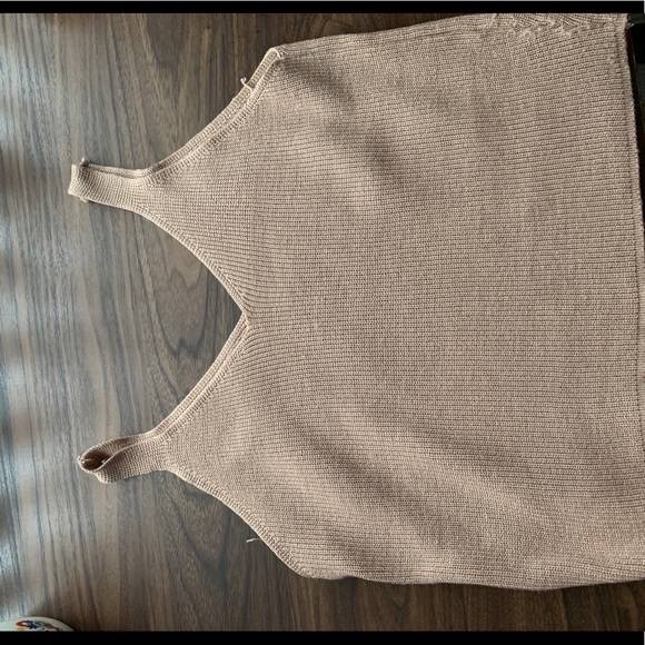 Cute cropped tank! - Picture 3 of 3